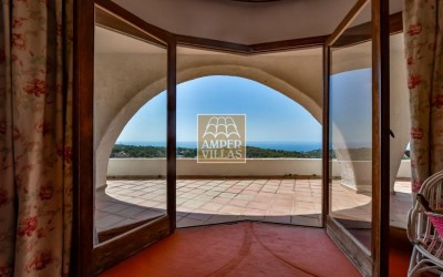 Villa exclusive offrant une vue panoramique imprenable, située à proximité du club de golf d